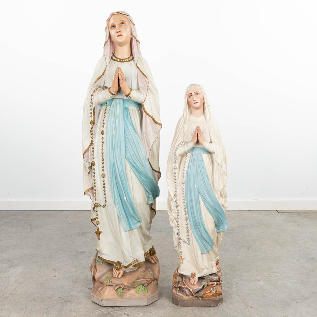 Een collectie van 2 Onze Lieve Vrouwen van Lourdes met glazen ogen, gemaakt uit gepolychromeerd plaaster. (H:111cm)