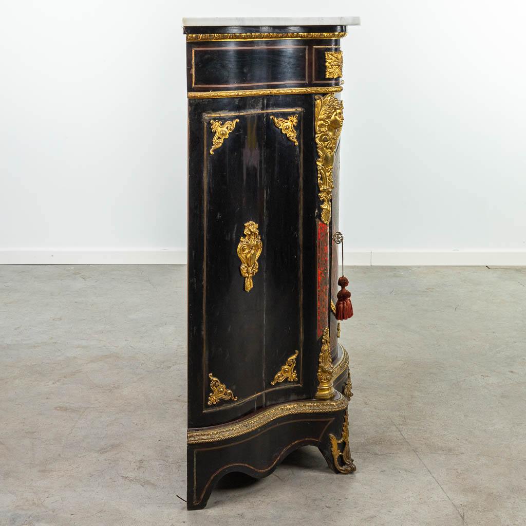 Een 1-deur kast met marmer gemaakt in Napoleon 3 stijl, verguld brons en afgewerkt met boulle marqueterie. (H:110cm)