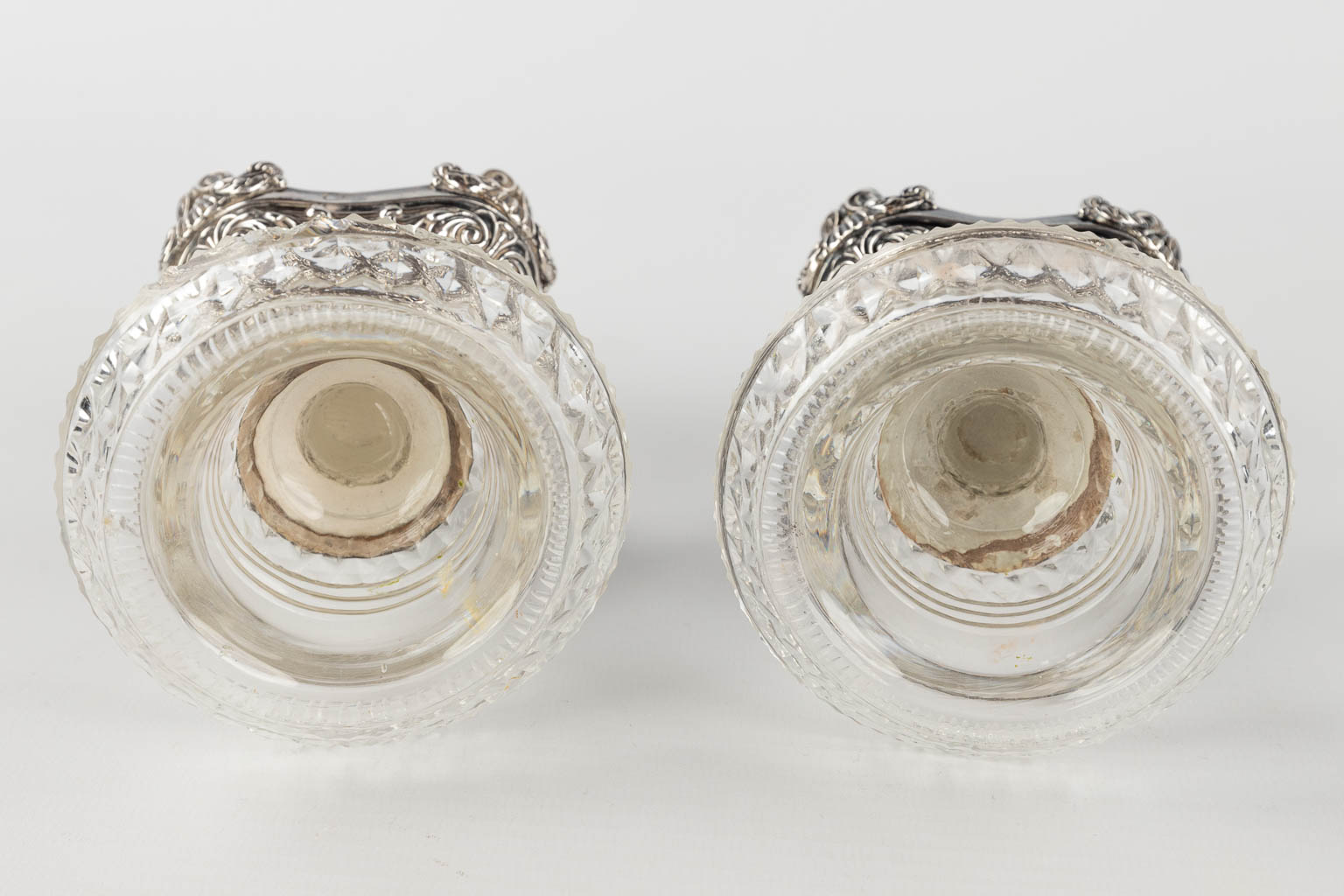 A pepper and salt jar, crystal on a silver base. Belgium, 19th century. (H: 9 x D: 9 cm)