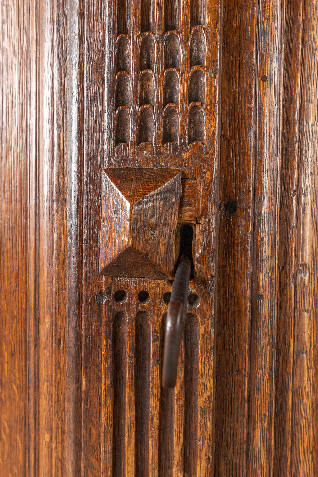 An antique four door cabinet, sculptured oak. 18th C. (D:76 x W:186 x H:216 cm)