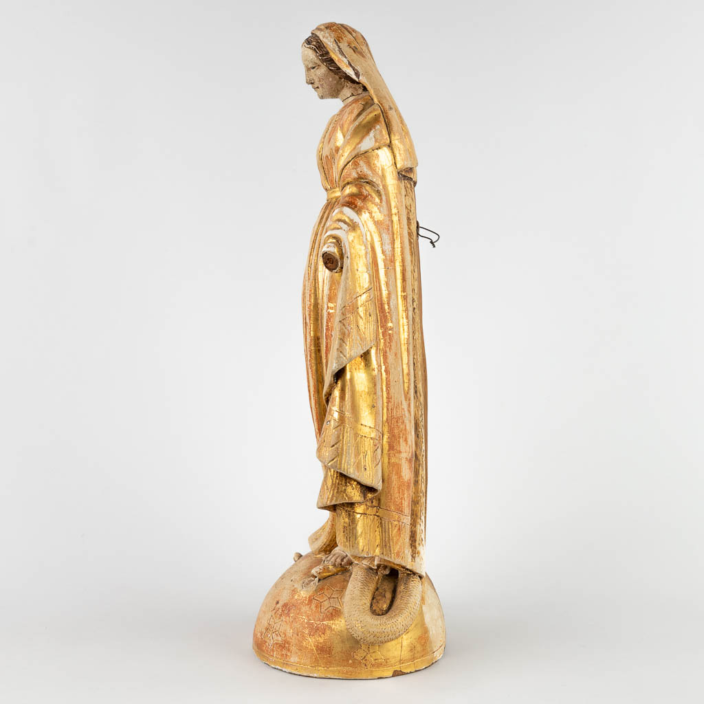 Een antieke vergulde sculptuur van Madonna op het maansikkel en serpent. 19de eeuw. (D:15 x W:23 x H:49 cm)