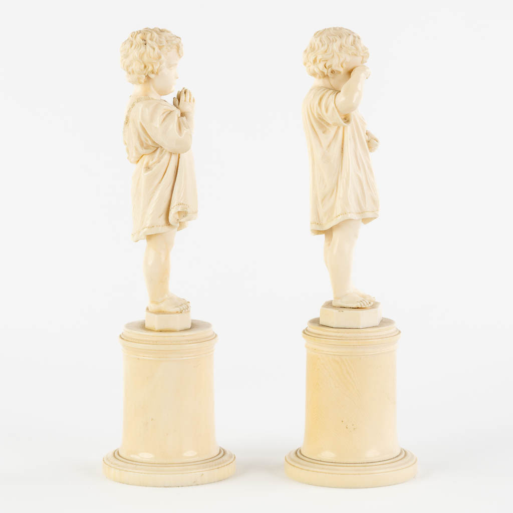 A pair of fine sculptures of Children, Ivory, Germany or Austria. 19th C. (H:19,5 x D:6 cm)