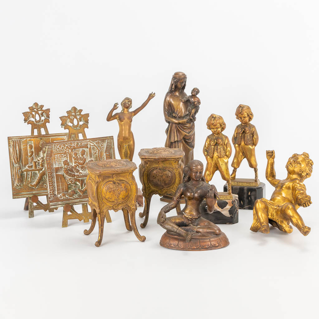 Een collectie van 10 bronzen en kunstbronzen beelden en items. (H:23cm)