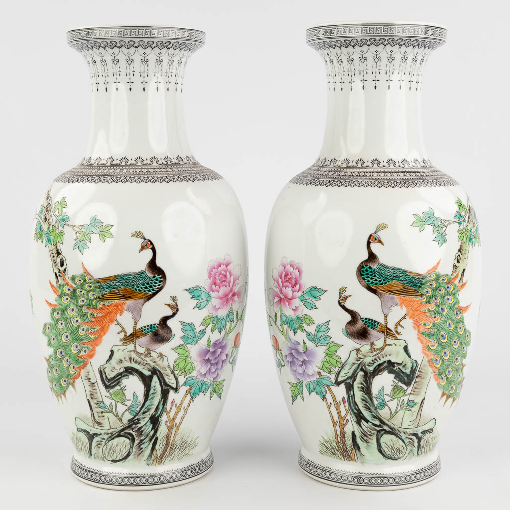  Een paar Chinese vazen, porselein afgewerkt met handgeschilderde pauwen. 20ste eeuw. 