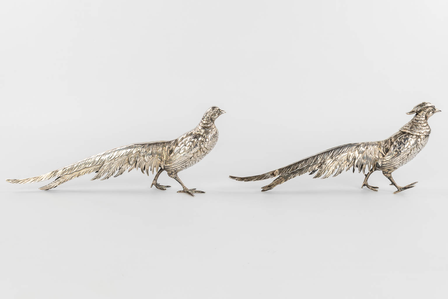 Een collectie van vogels, gemaakt uit zilver en gemerkt A830/A835. Een pauw, 2 fazanten en een ara (H:29,5cm)