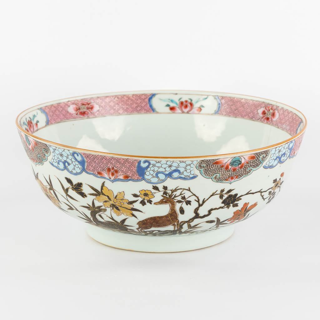 A large Chinese Famille Rose 'Deer' bowl. 19th C. (H:11 x D:28,5 cm)