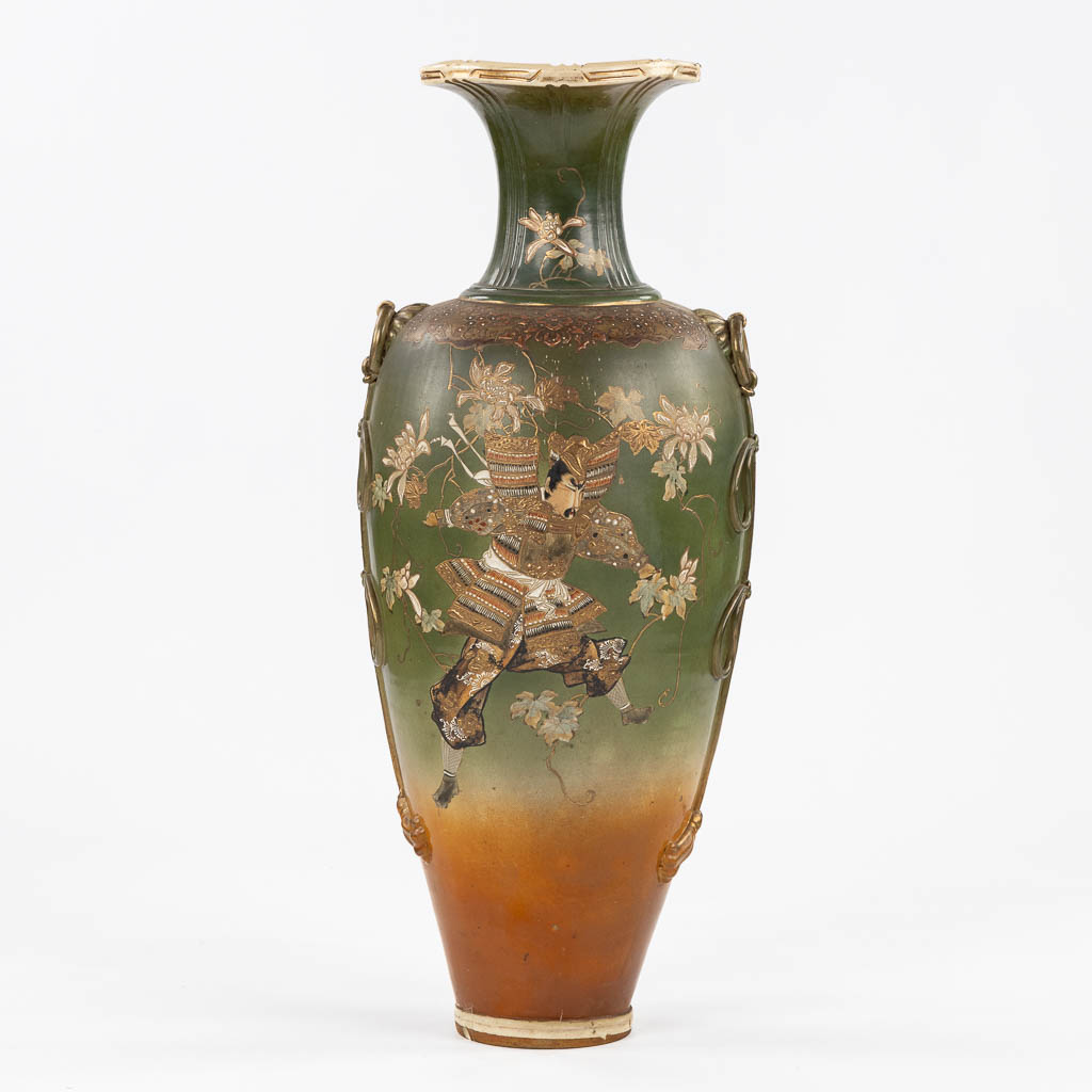  Een decoratieve Japanse vaas met decor van krijgers. (H:89 x D:35 cm)