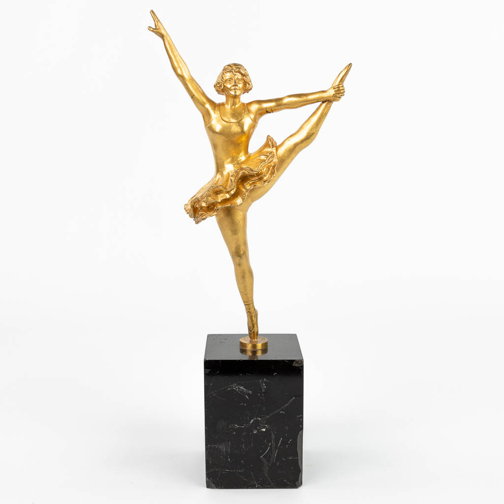 R. DURQUET (XIX-XX) 'Ballerina' een verguld bronzen beeld op zwarte marmer sokkel (H:24,5cm)