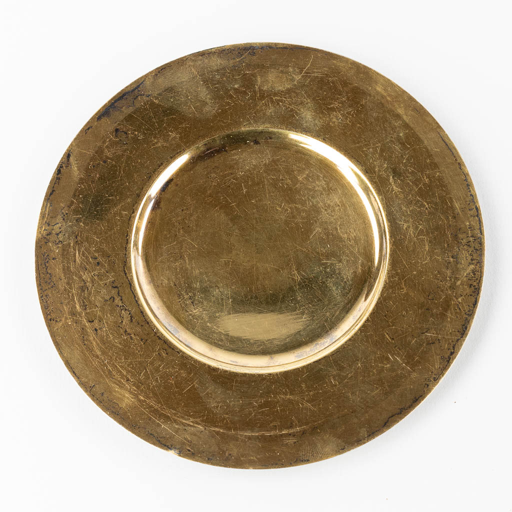 Een kelk met pateen, verguld metaal in neogotische stijl. 305g. (H:19,5 x D:12,5 cm)
