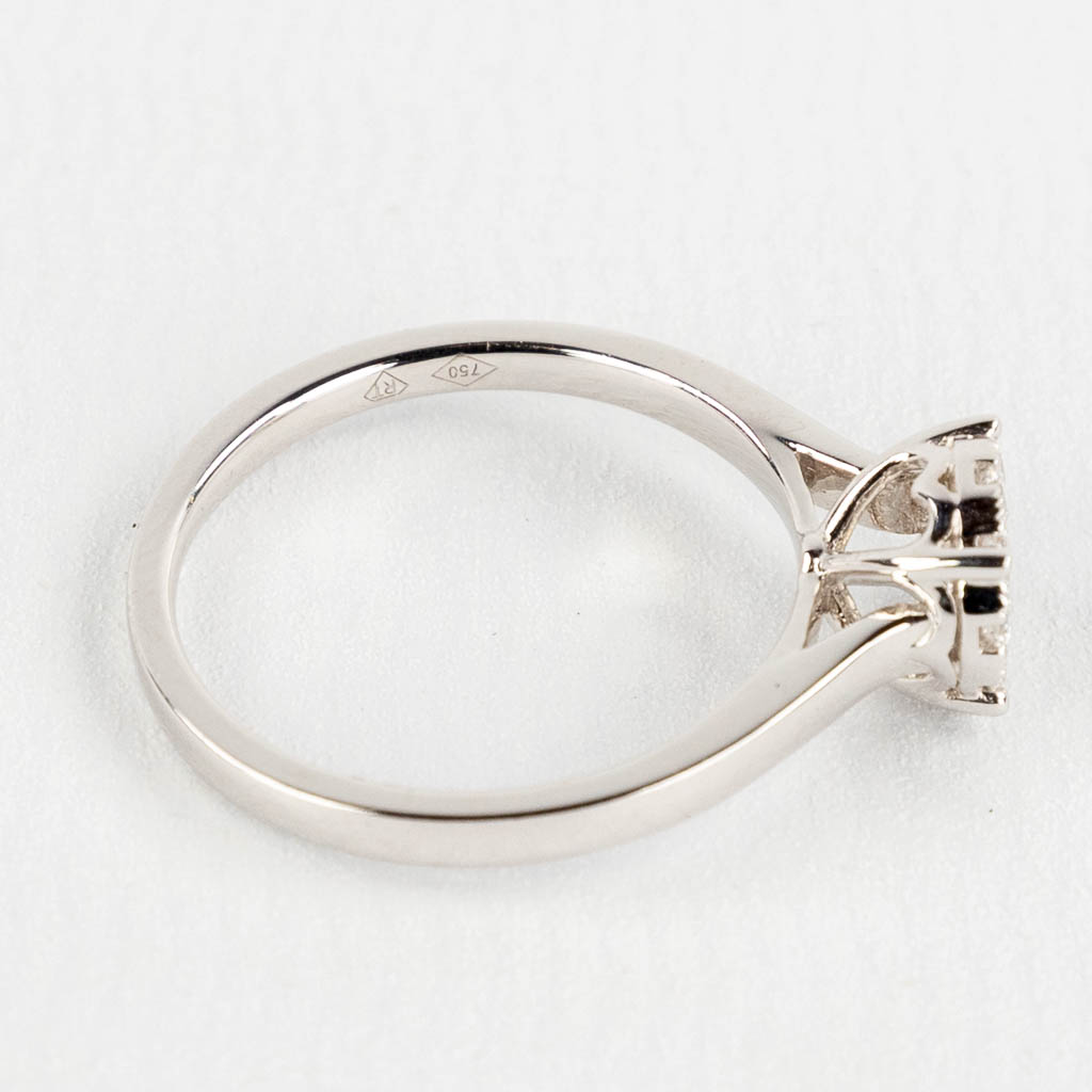 Een ring, 18kt wit goud met briljanten 0,38ct. Ringmaat 54