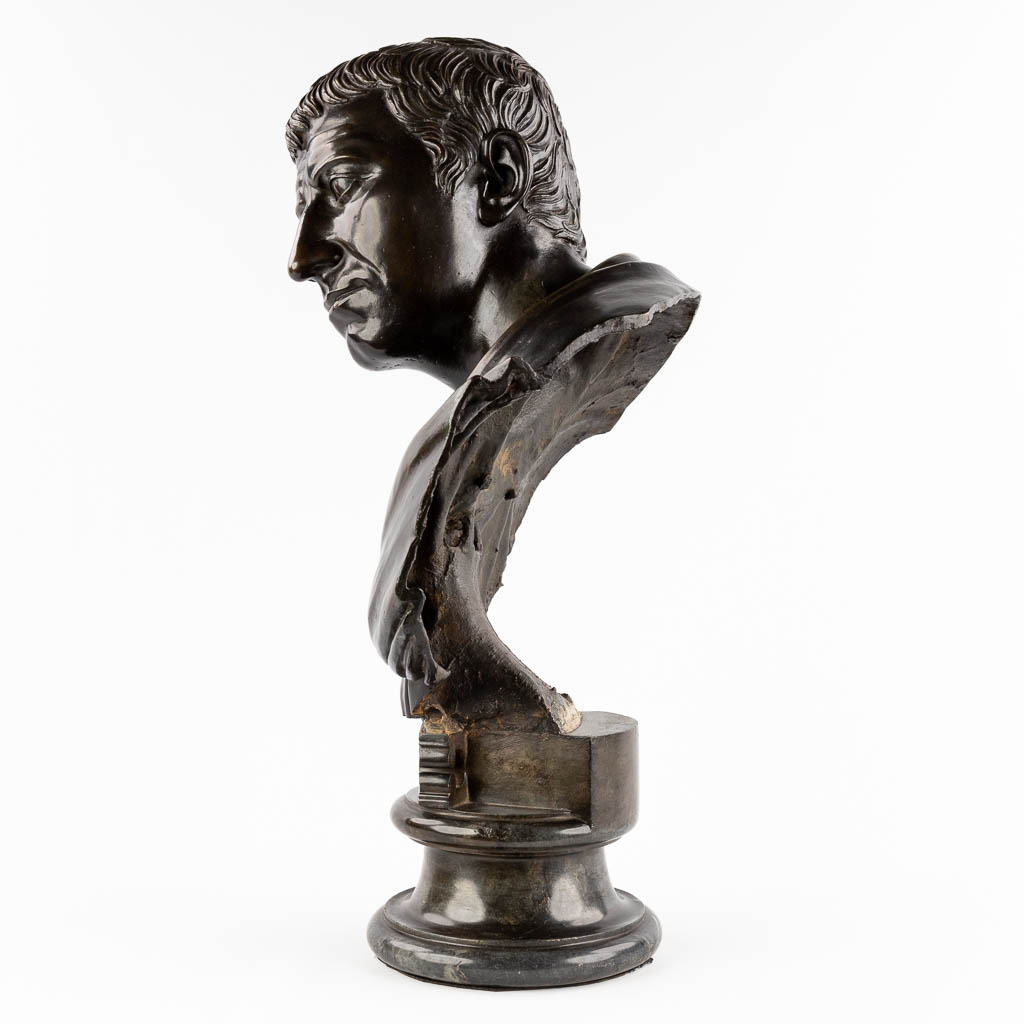 De Romeinse Senator Brutus, een buste, gepatineerd brons op een marmer sokkel. (D:29 x W:39 x H:62 cm)