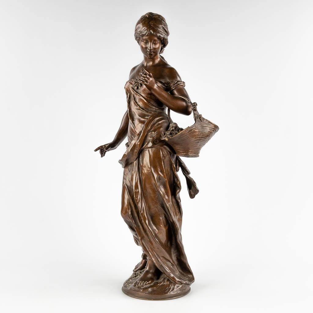 Auguste MOREAU (1834-1917) 'Bloemenmeisje' gepatineerd brons. 19de eeuw. (D:23 x W:30 x H:72 cm)