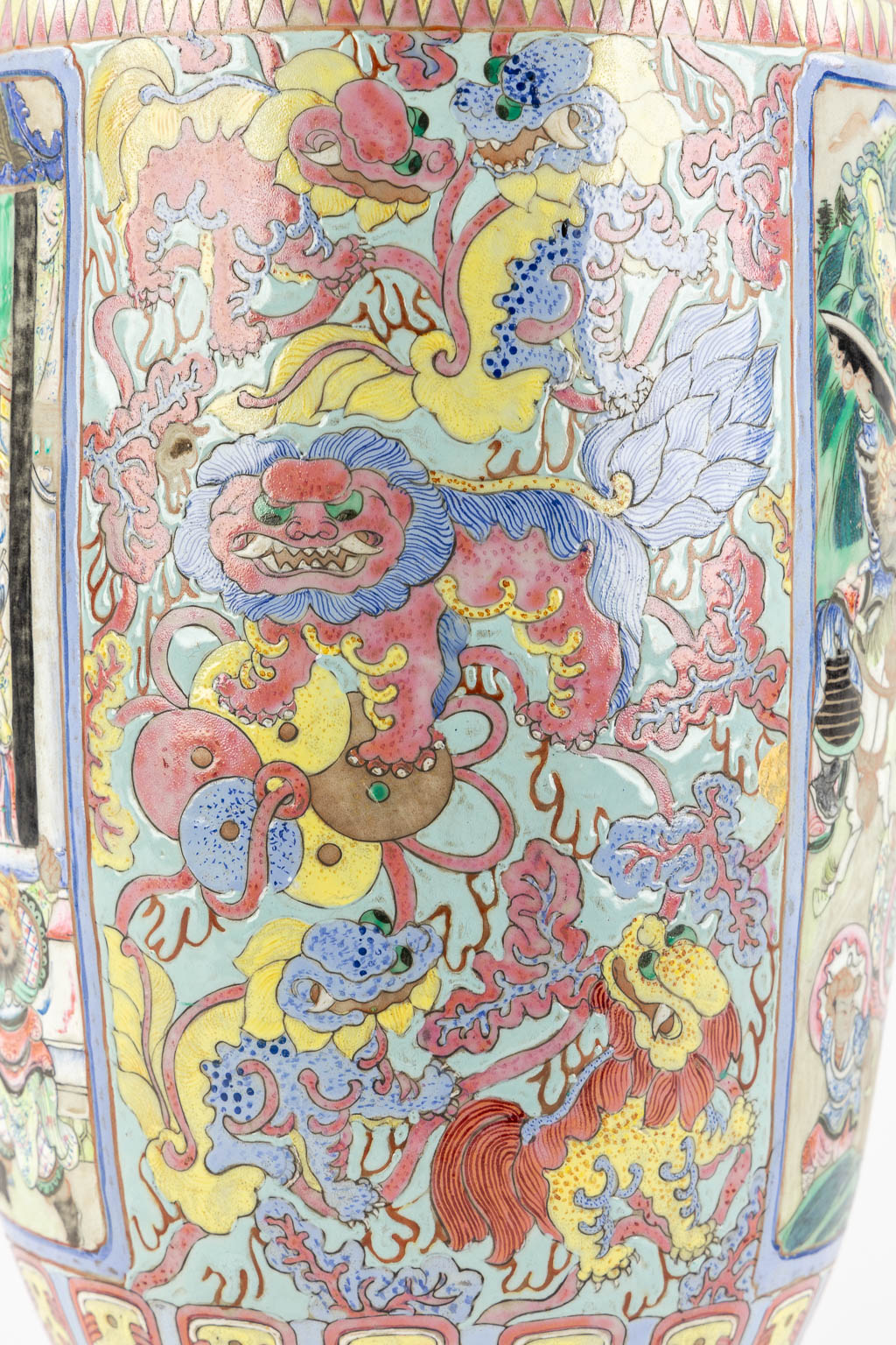 A Chinese vase, Famille Rose decorated with warriors. (H:58 x D:24 cm)