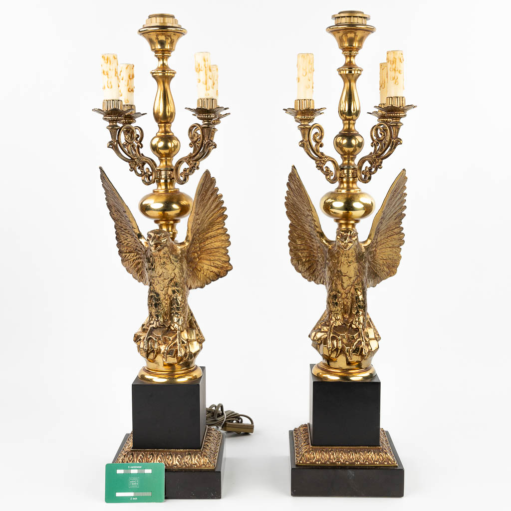 Een paar tafellampen in de vorm van een arend gemaakt uit verguld brons in Hollywood Regencystijl. (H:71cm)