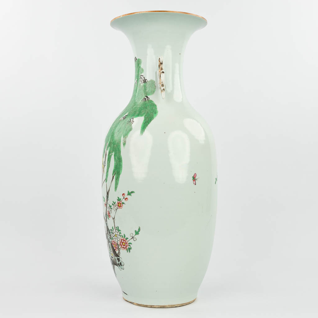 Een Chinese vaas gemaakt uit porselein en versierd met vogels en takken (H:58cm)