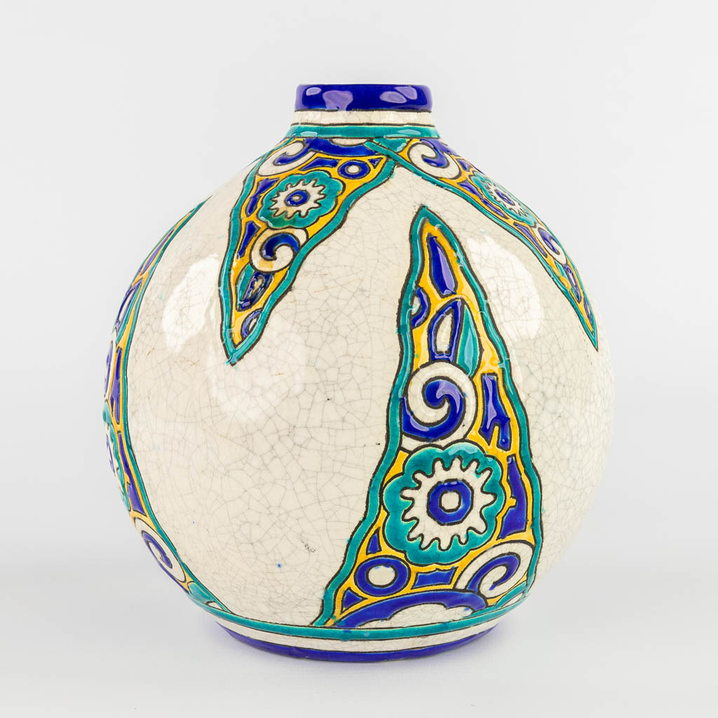Boch Keramis, een faience vaas. Art Deco. (H:18 x D:17 cm)