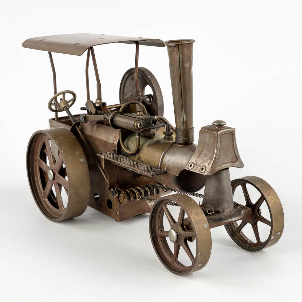 A miniature steam machine of a tractor. 20th C. (D:15 x W:32 x H:20 cm)