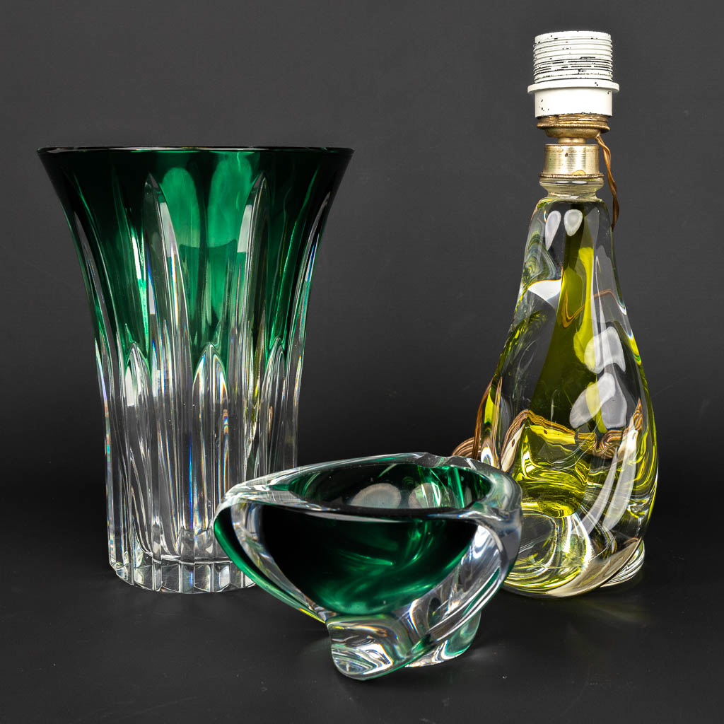 Een collectie van 2 vazen en een lamp gemaakt door Val Saint Lambert. 