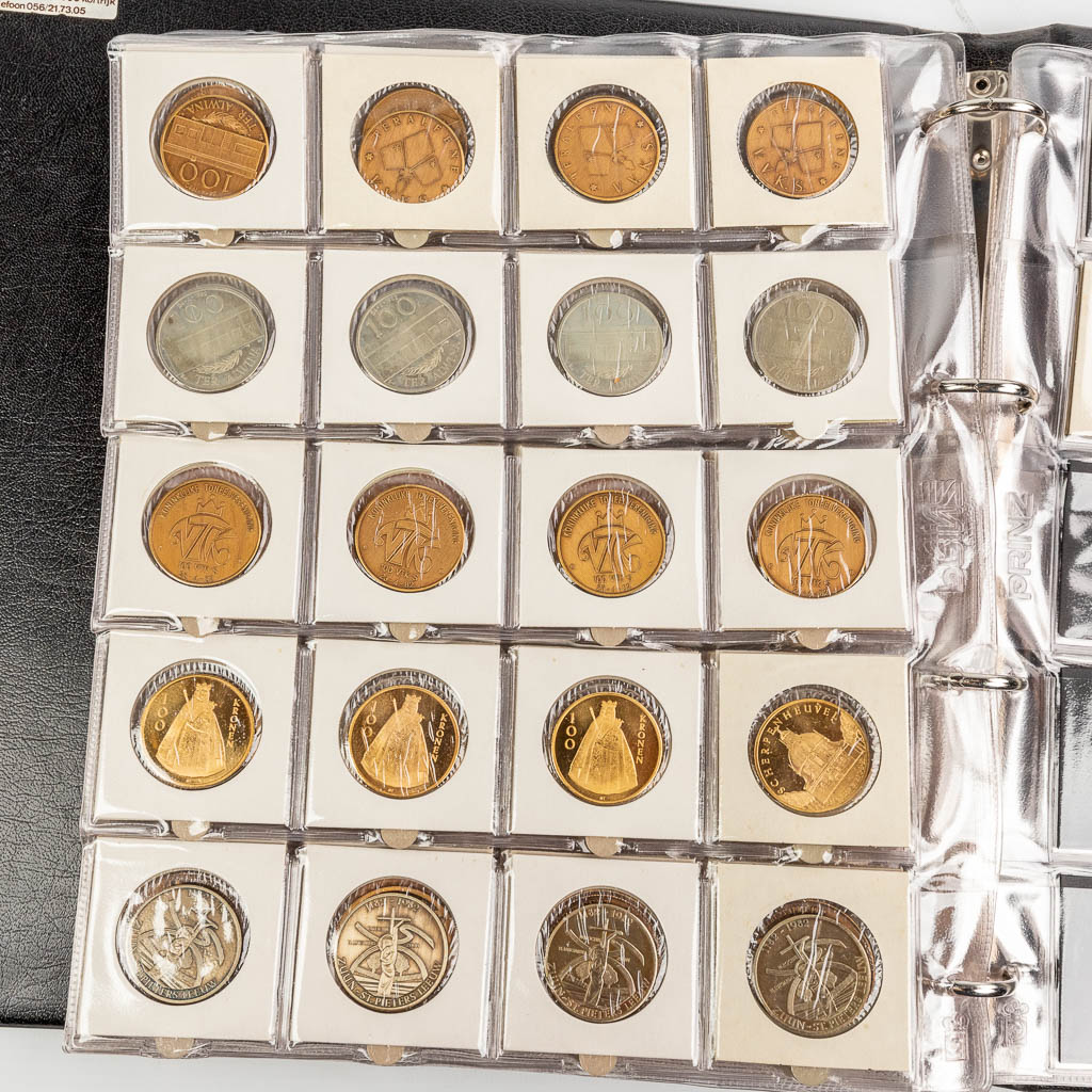 Een grote collectie van 8 mappen met verschillende munten. 