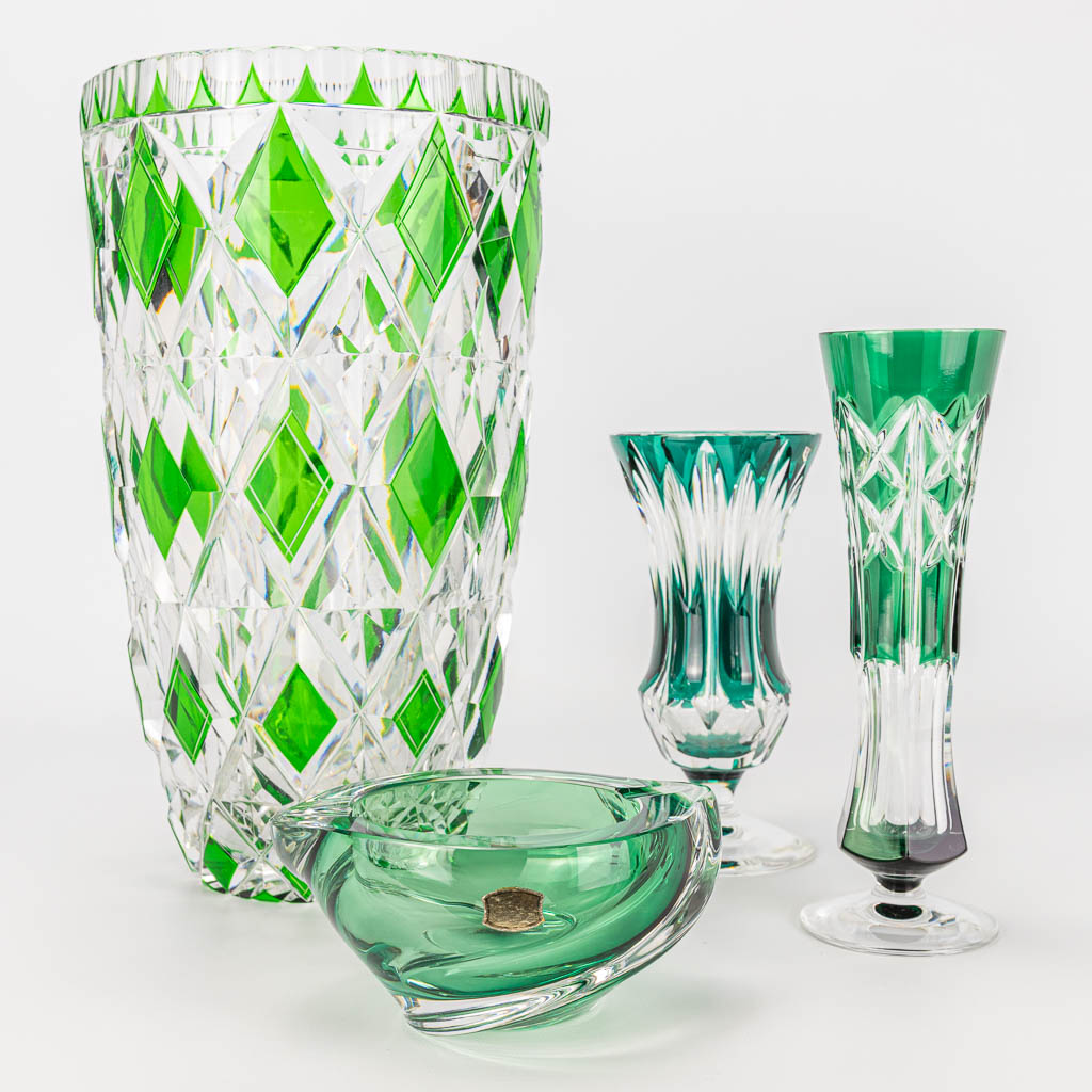 Een vierdelige collectie van groene vazen en een asbak gemaakt uit geslepen kristal en gemerkt Val Saint Lambert.