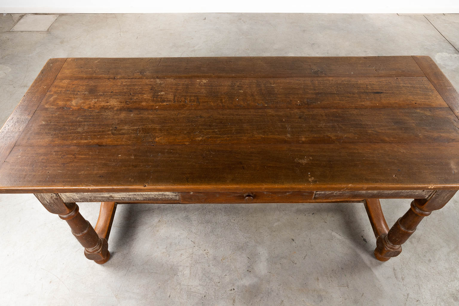 Een antieke boerentafel, eik, 19de eeuw. (D:86 x W:198,5 x H:76 cm)