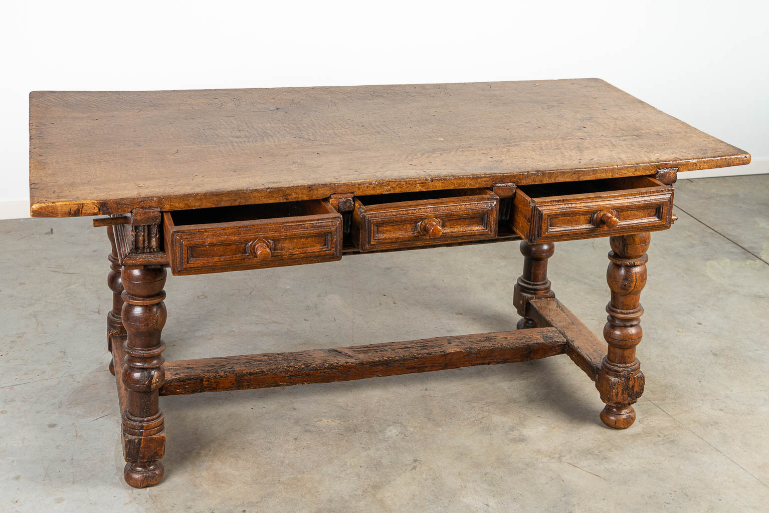 Een antieke tafel met lades, 17de eeuw. 