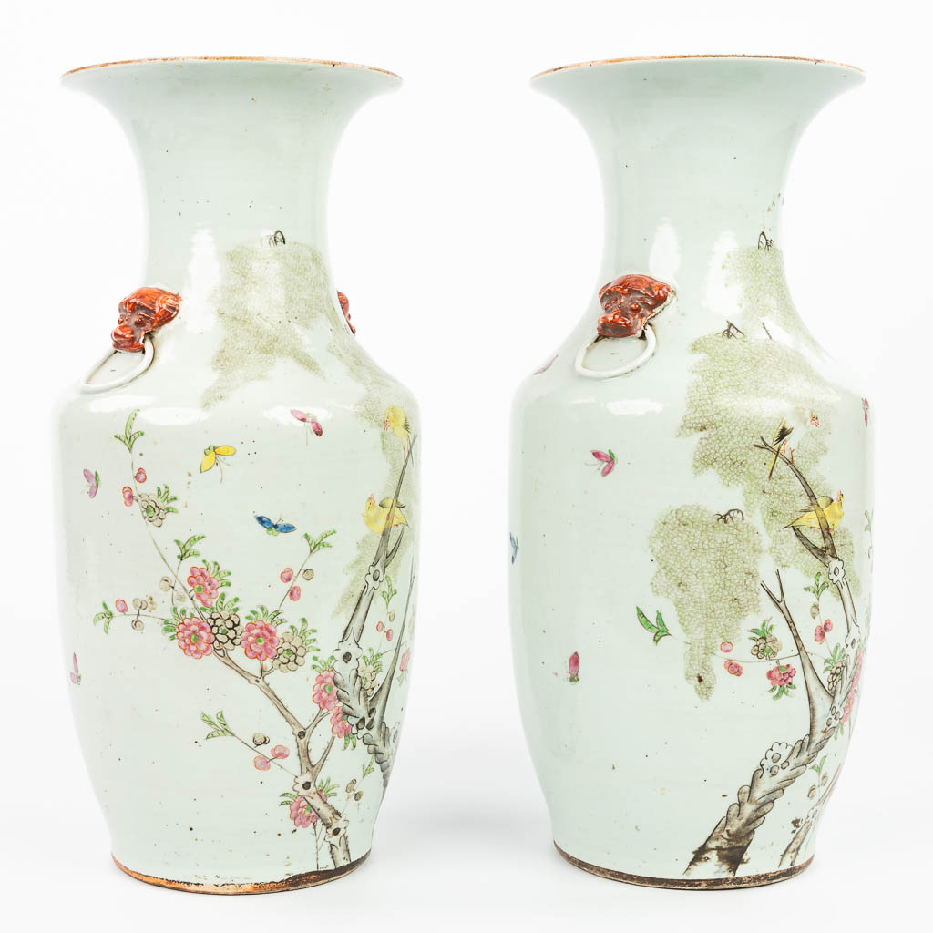 Een paar Chinese vazen gemaakt uit porselein en versierd met fauna en flora. 19de/20ste eeuw. (H:42cm)