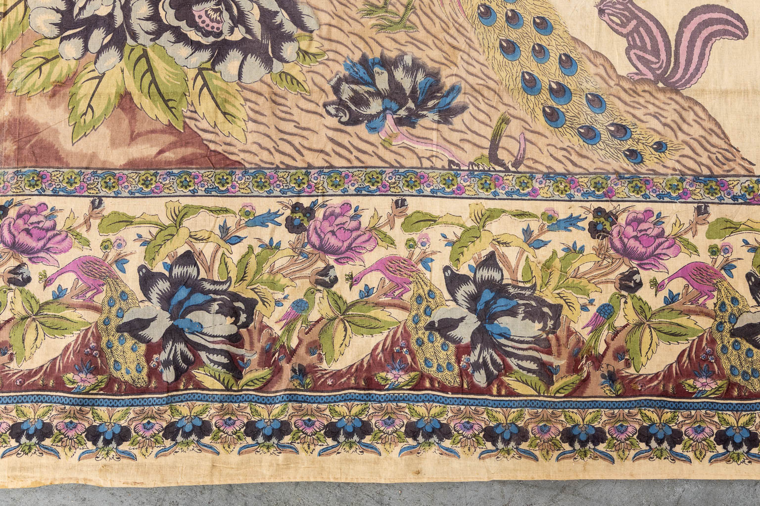 Een grote en decoratieve, handgeschilderde tapisserie. (W:220 x H:260 cm)