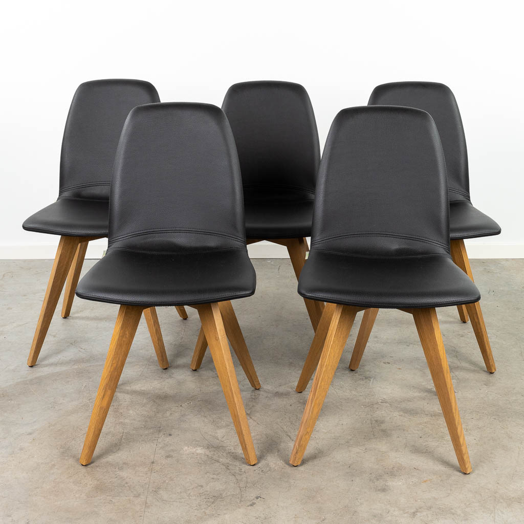  Moods, een set van 5 stoelen, hout en leder. (53 x 45 x 87cm)