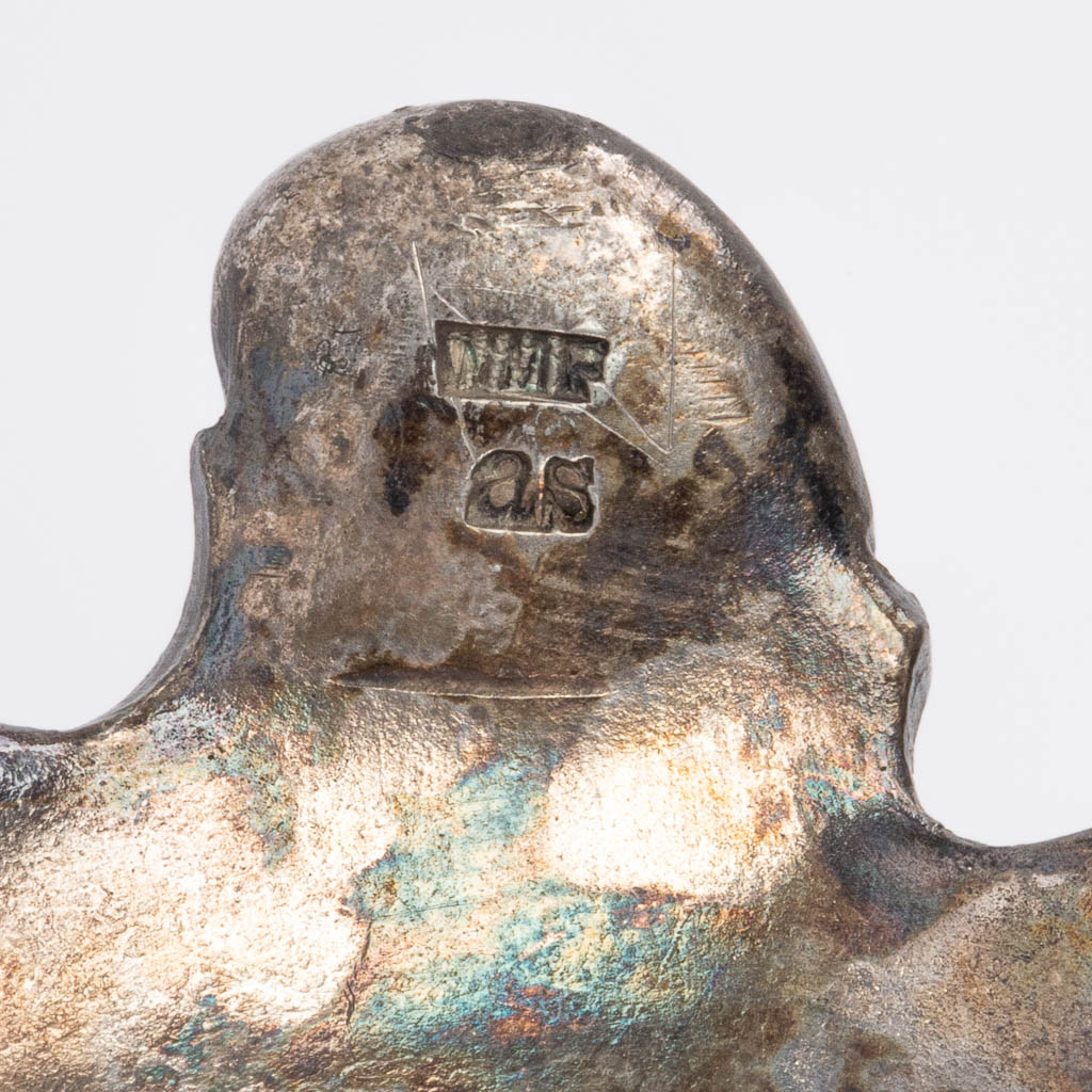 Een siervaas versierd met putti en gemaakt uit verzilverd metaal in art nouveau stijl. Gemerkt WMF (H:19cm)