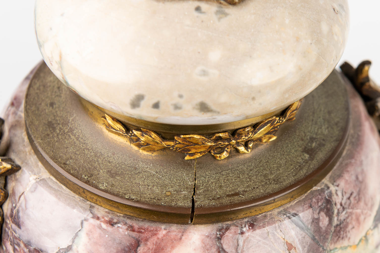 Een paar cassolettes gemaakt uit marmer gemonteerd met brons. (H:40cm)