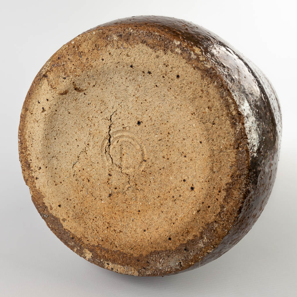 Een uitzonderlijk grote, deels geglazuurde keramische vaas. Circa 1960. (H:85,5 x D:24 cm)