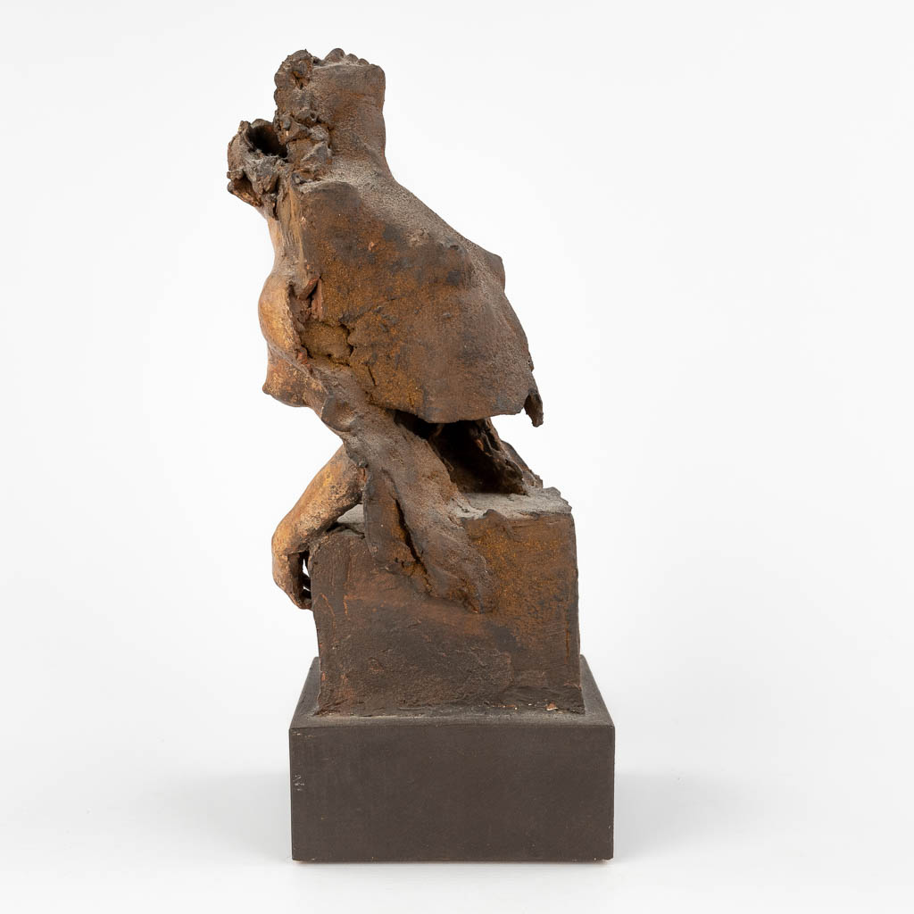 Jan DUMORTIER (XX-XXI) 'Wie jaagt mij zo voort, De ikzelf, Die op mijn rug rijdt' terracotta (D:14 x W:16 x H:36 cm)