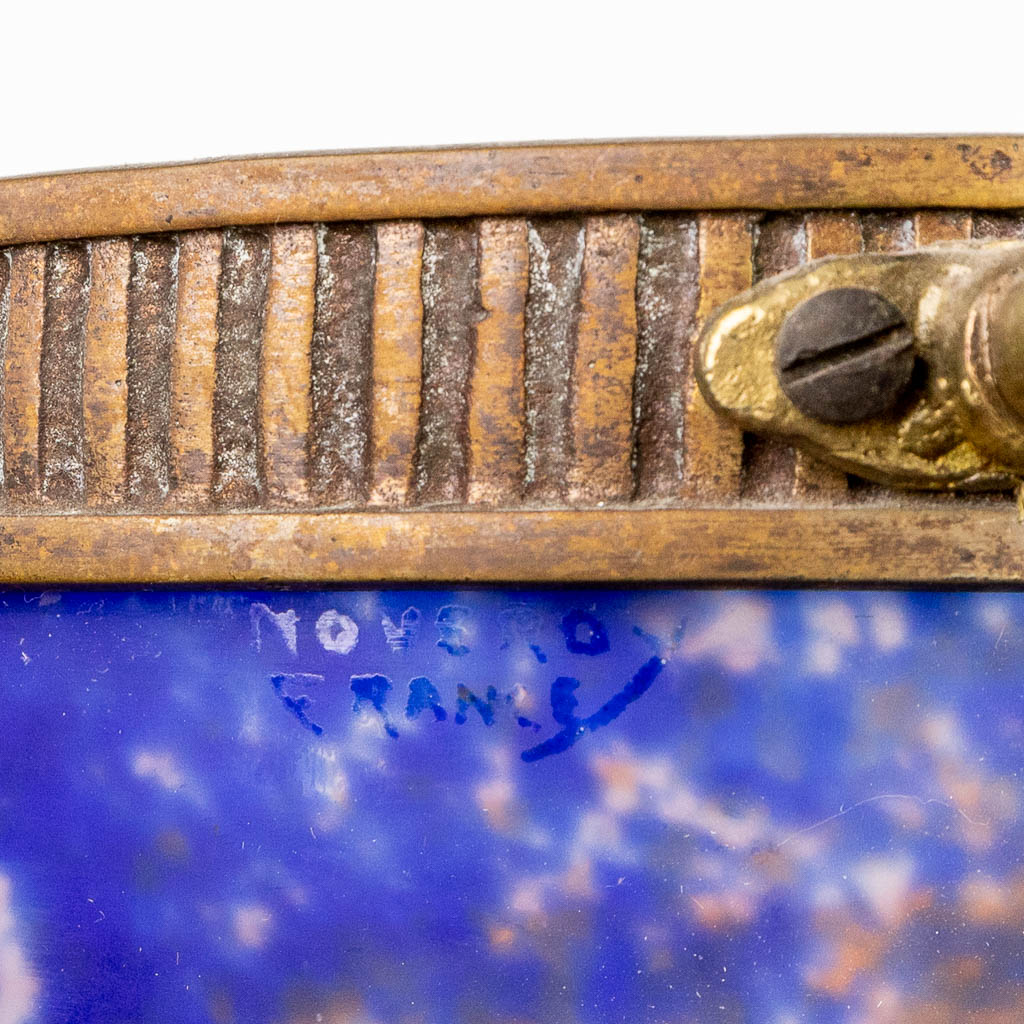 Een art-deco luchter gemaakt uit brons gemonteerd met pâte-de-verre lampkappen en gemerkt Loti, Nancy. (H:80cm)