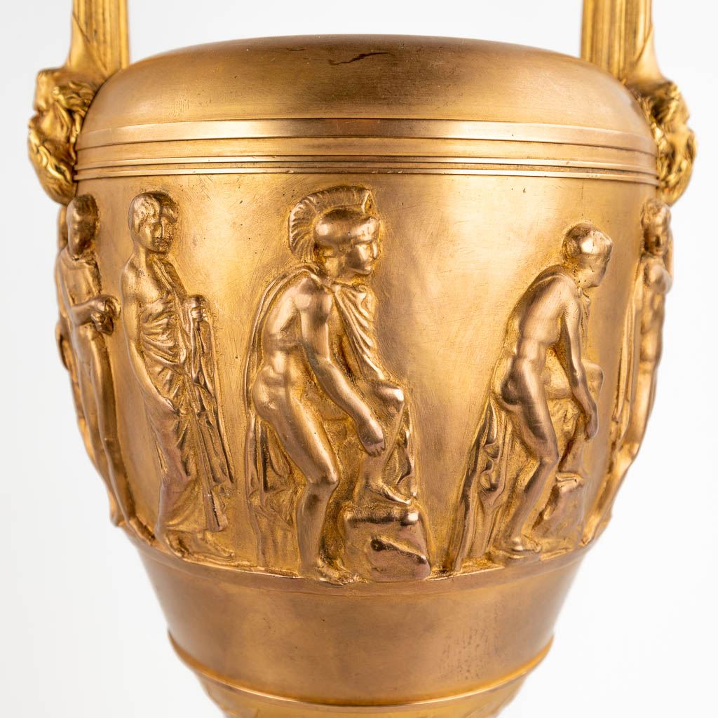 Ferdinand BARBEDIENNE (1810-1892) 'Neoklassieke Cassolettes' verguld brons op marmer. (D:12 x W:18 x H:46 cm)