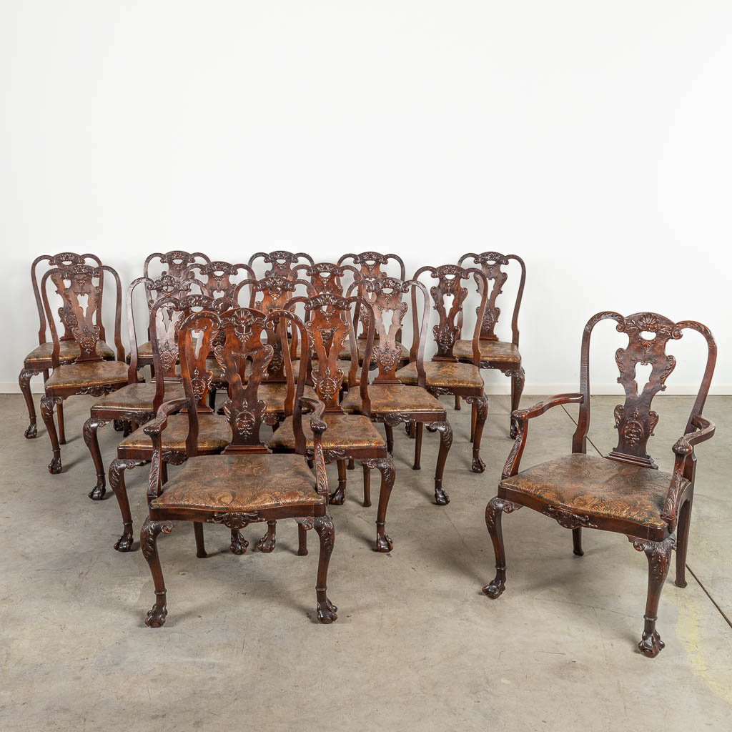 Een uitzonderlijk grote set van 14 stoelen en 2 armstoelen gemaakt in Chippendale stijl en afgewerkt met Cordoba-leer