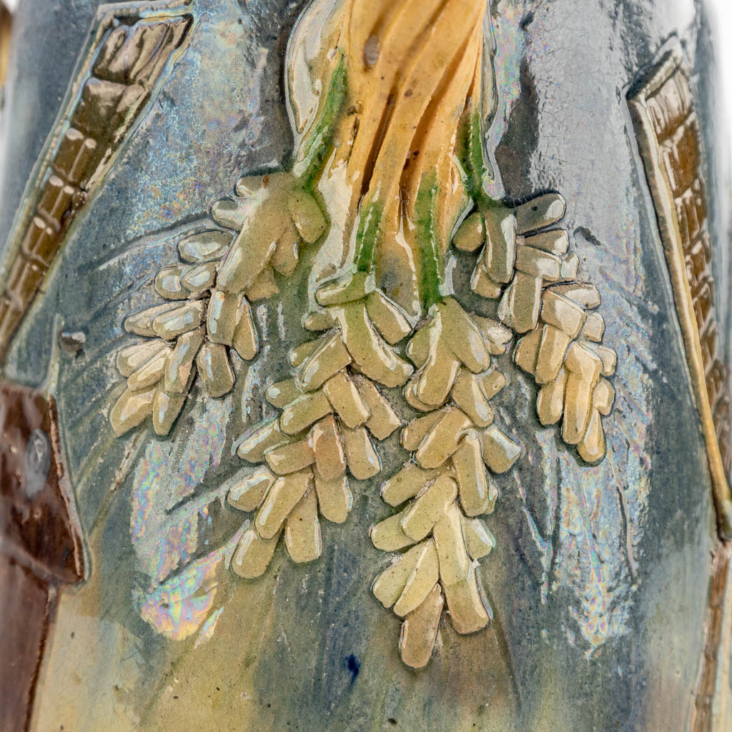 Een vaas, Vlaams Aardewerk, decor met windmolen, Torhout. (H:31 x D:18 cm)