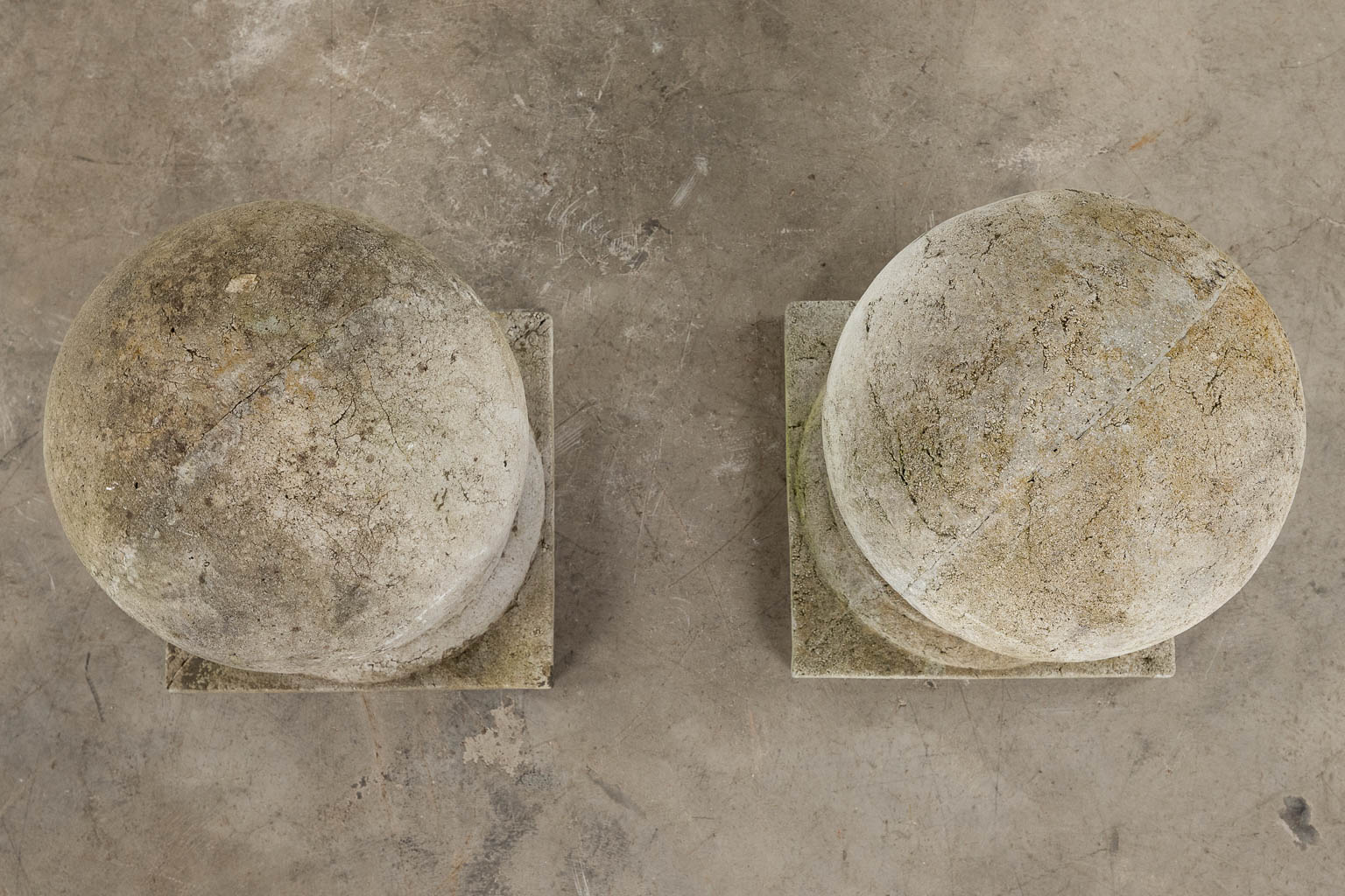 A pair of pillar finials, or pillar caps. 20th C. (D:30 x W:30 x H:45 cm)