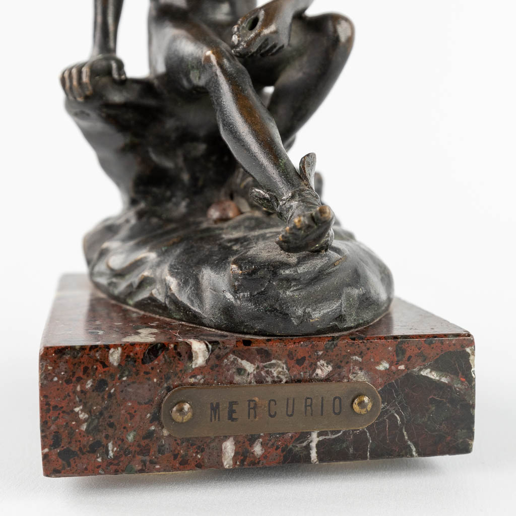 Mercure, een kleine brons op marmer. 19de eeuw. (L:9,5 x W:7 x H:14 cm)