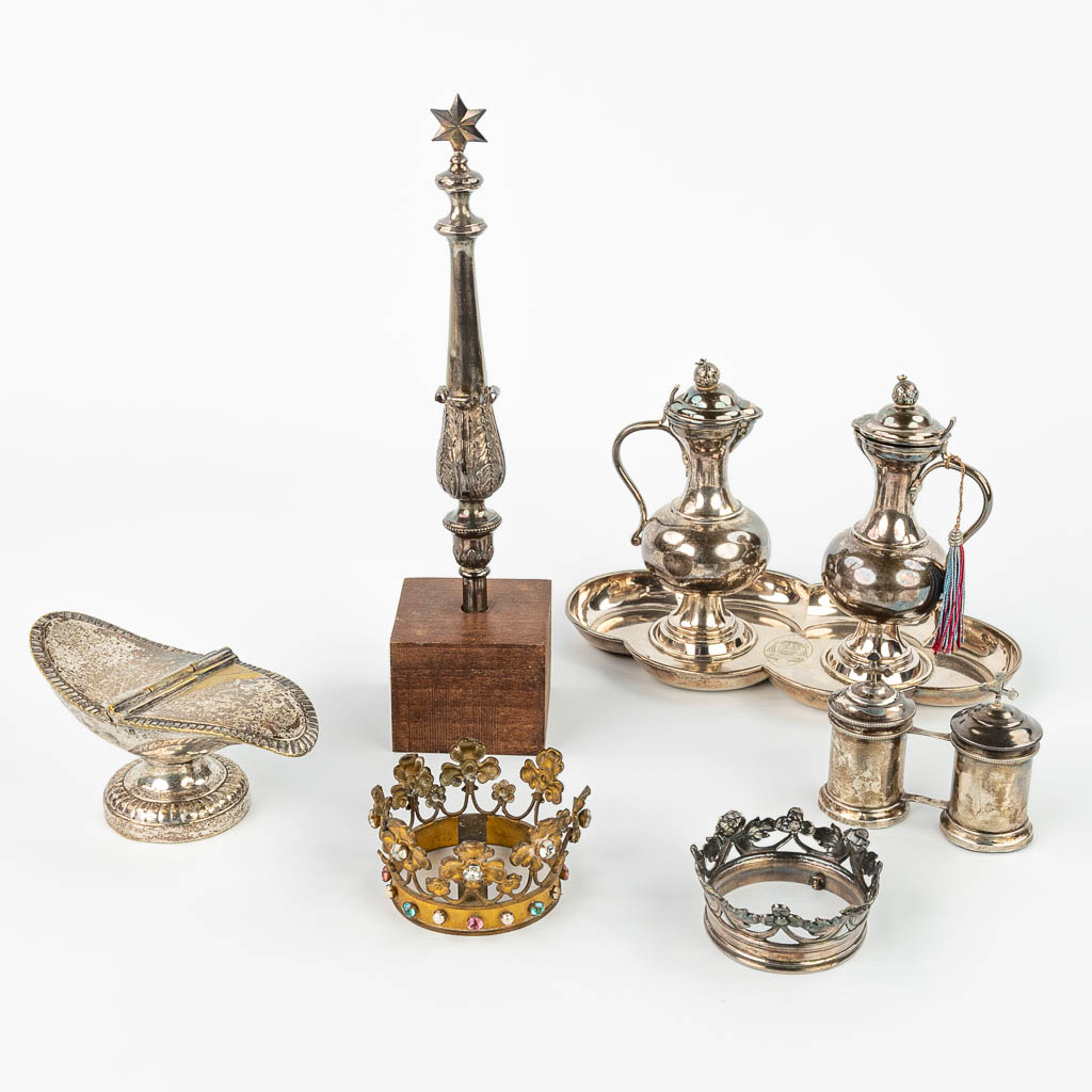 Varia zilveren en verzilverde items: Chrismatorium, Staf van Maria, Twee kroontjes een paar schenkkannen, olie en azijn. 