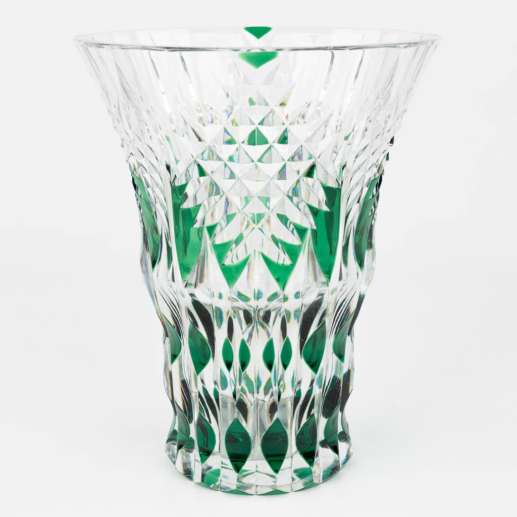 A collection of 2 vases made of cut crystal and marked Val Saint-Lambert. (H:21,5cm)