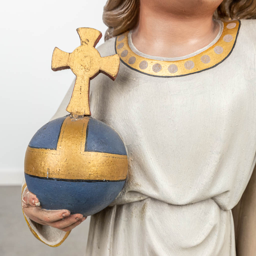 Een beeld van Jozef met Jezus en een Globus Cruciger, gemaakt uit gepatineerd plaaster. (H:110cm)