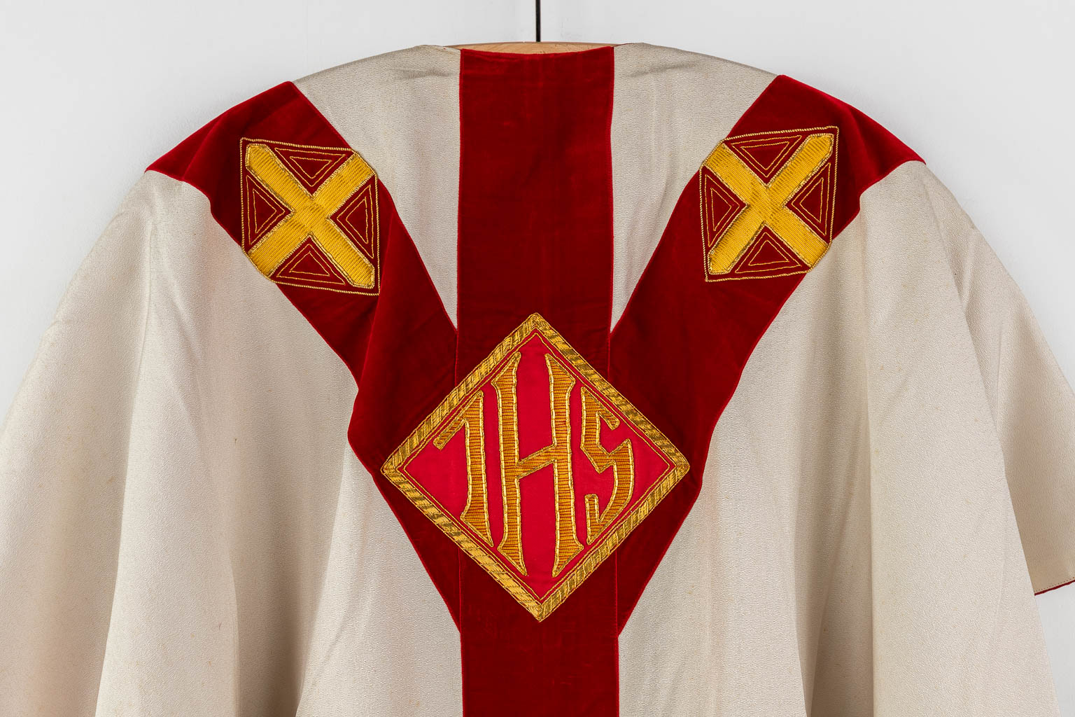 Three Chasubles, Stola, Chalice veil and others. Gold thread and embroideries. 20th C.