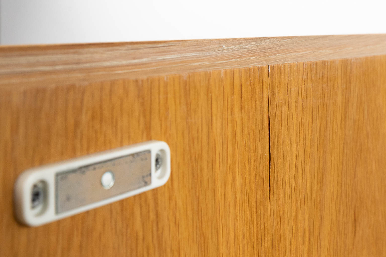 A 5-door sideboard, oak veneer. Circa 1980. (D:45 x W:220 x H:70 cm)