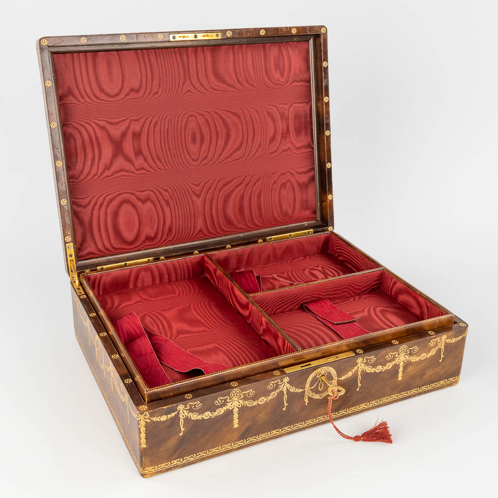 A decorative jewellery box with hand-painted decor. (D:28 x W:36,5 x H:11 cm)