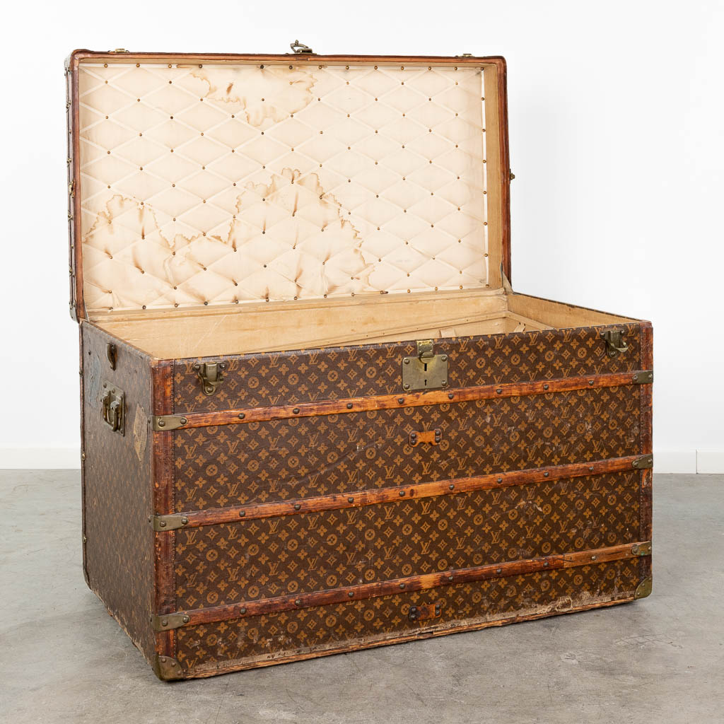  Louis Vuitton, een grote en antieke reiskoffer. (L:63 x W:113 x H:72 cm)