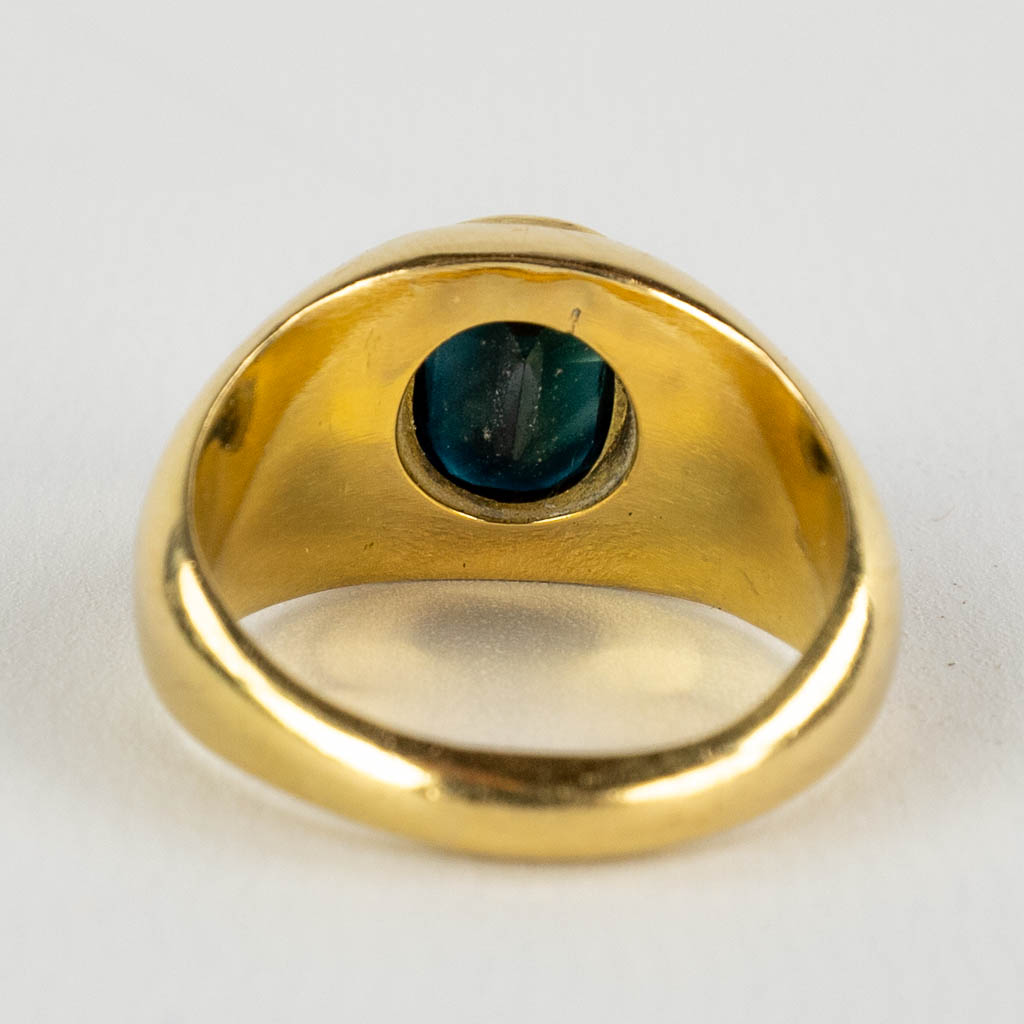 A yellow gold ring with a large facetted sapphire. 22,56g.