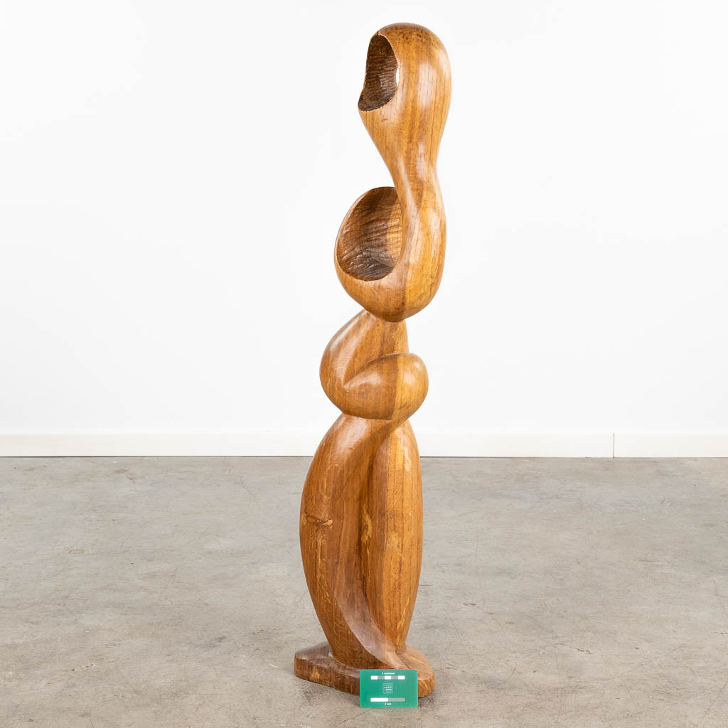 Een abstracte houtsculptuur, gemerkt J.D. 1972. (L:15 x W:22 x H:99 cm)