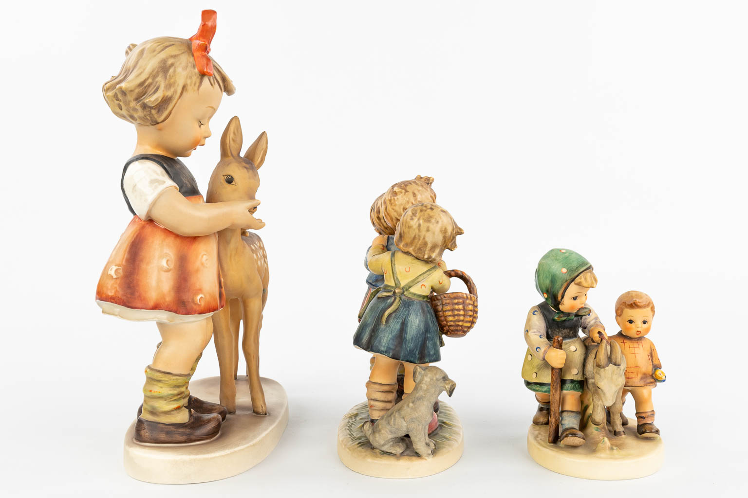 A collection of 3 statues made by Hummel. (H:27,5cm)