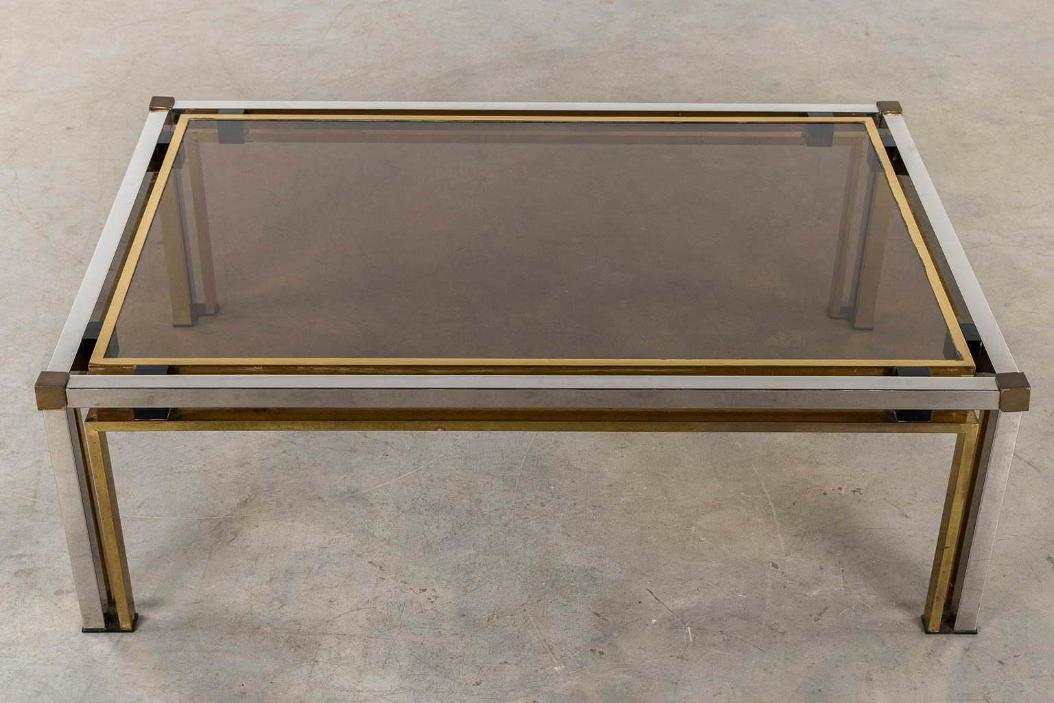 Een salontafel, messing en glas. Dewulf Selection / Belgo Chrome. (L:60 x W:120 x H:50 cm)